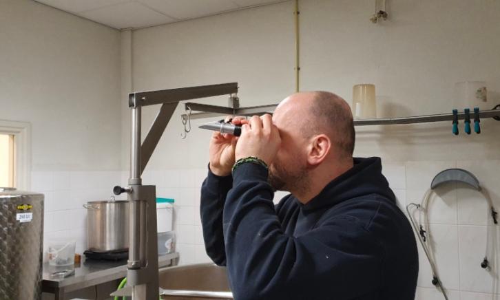 Brouwerij de 12 Stuyvers. Man kijkt ergens naar toe  Brouwerij de 12 Stuyvers. Man kijkt ergens naar toe